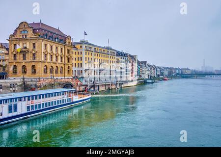 Atemberaubende historische Häuser am Rhein in Basel, Schweiz Stockfoto