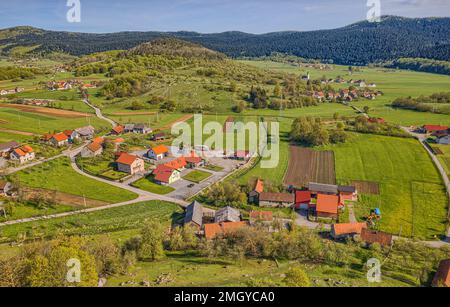 Panoramablick auf das Dorf Brinje in Kroatien Stockfoto