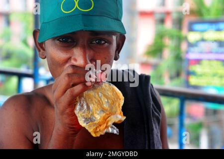 Straßenkinder, die als Tokai bekannt sind, werden zunehmend süchtig nach einer neuen Droge namens „Dandy“ und treiben ihr Leben in den Ruin Stockfoto