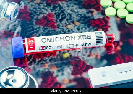 Reagenzglas mit der Kennzeichnung „OMICRON XBB Variant Test positive“ Stockfoto