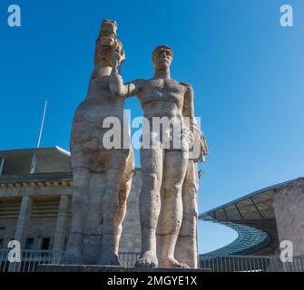 Die Skulptur aus der Nazizeit des Pferdes Tamer im Berliner Olympiastadion Stockfoto