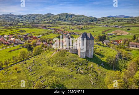 Überreste der Festung Sokolac in Brinje Stockfoto