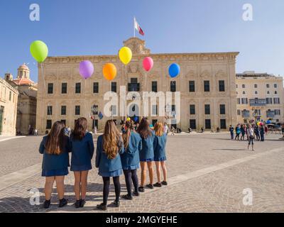 Schulkinder auf dem Castille-Platz, vor der Auberge de Castille und dem Amt des Premierministers, Valletta, Malta Stockfoto