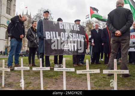 London, Großbritannien. 26. Januar 2023 Die Demonstranten trafen sich auf dem Parliament Square, um den 51. Jahrestag des Bloody Sunday, des Massakers in Derry, Nordirland, am 30. Januar 1972 zu begehen, und gegen das Regierungsgesetz, das britische Soldaten für die Morde amnestieren würde. Kredit: Vuk Valcic/Alamy Live News Stockfoto