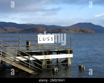 Schottische Winterlandschaft: Der Blick über Loch Lomond vom Pier in Luss, an klaren Tagen im Januar 2023 Stockfoto
