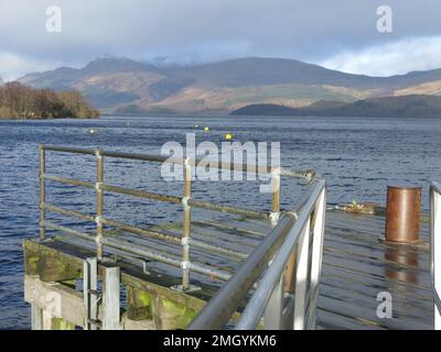 Schottische Winterlandschaft: Der Blick über Loch Lomond vom Pier in Luss, an klaren Tagen im Januar 2023 Stockfoto