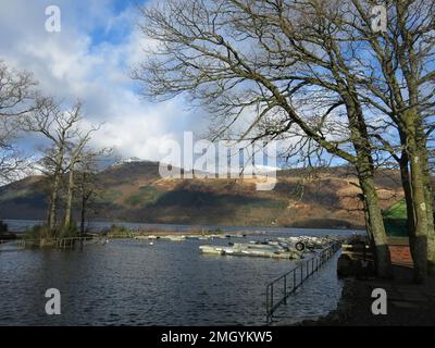 Schottische Winterlandschaft: Blick über Loch Lomond an einem sonnigen Tag im Januar mit Schnee in der Ferne auf dem Gipfel von Ben Lomond. Stockfoto