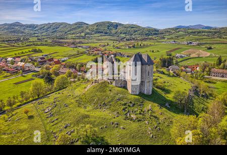 Überreste der Festung Sokolac in Brinje Stockfoto