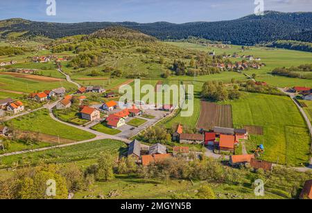 Panoramablick auf das Dorf Brinje in Kroatien Stockfoto