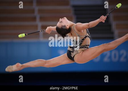 06. AUGUST 2021 - Tokio, Japan: Linoy ASHRAM von Israel tritt in den Clubs der Rhythmic Gymnastics Individual All-Around Qualification in Tokio auf Stockfoto