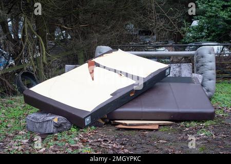 Egham, Surrey, Großbritannien. 26. Janaury, 2023. Ein Sofa, das illegal am Straßenrand in Egham, Surrey, geflogen ist. Flugtipp ist eine Straftat, die zu einer Strafverfolgung mit Geldstrafen oder Freiheitsstrafen führen kann. Illegal verschütteter Hausmüll zerstört viele Städte in ganz England. Kredit: Maureen McLean/Alamy Live News Stockfoto