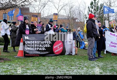 Krankenschwestern auf offiziellem Streik vor norfolk und norwich Universitätsklinik, england Stockfoto