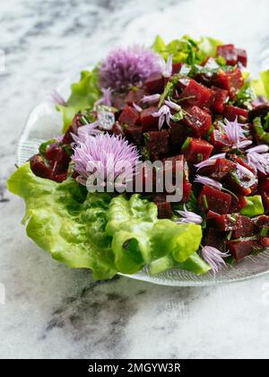 Rüben Salat mit Schnittlauch Blüten Stockfoto