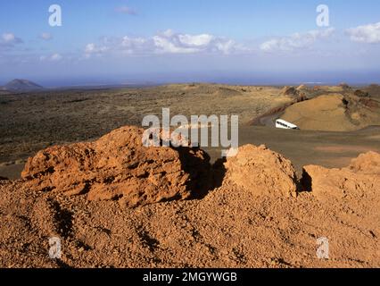 Tourbus im Timanfaya-Nationalpark, Lanzarote, Kanarische Inseln, Spanien Stockfoto