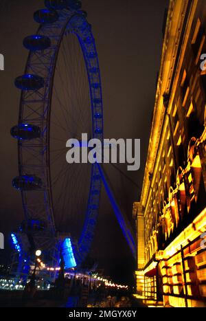 London England das London Eye beleuchtet bei Nacht Stockfoto