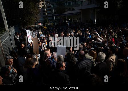 Beirut, Libanon. 26. Januar 2023. Demonstranten während einer Demonstration im Justizpalast Beirut, Libanon, am 26. Januar 2023. Die Demonstration wurde von Familienmitgliedern von Opfern organisiert, die beim Beirut Blast getötet wurden. Die Demonstranten, wütend über Richter Ghassan Oueidat, die alle Gefangenen im Zusammenhang mit der Explosion gestern freigelassen haben, sind durch ein Tor eingedrungen. Ein paar Demonstranten wurden verletzt, aber sie schafften es, ein paar Sicherheitsleute auf die Straße zu ziehen und sie anzugreifen. Der Sicherheitsdienst reagierte, indem er Pfefferspray in die Menge spritzte. Anderswo im Libanon demonstrierten und blockierten die Menschen aus Protest gegen die Stockfoto