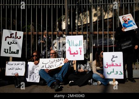 Beirut, Libanon. 26. Januar 2023. Demonstranten posieren vor einem Tor während einer Demonstration im Justizpalast in Beirut, Libanon am 26. Januar 2023. Die Demonstration wurde von Familienmitgliedern von Opfern organisiert, die beim Beirut Blast getötet wurden. Die Demonstranten, wütend über Richter Ghassan Oueidat, die alle Gefangenen im Zusammenhang mit der Explosion gestern freigelassen haben, sind durch ein Tor eingedrungen. Ein paar Demonstranten wurden verletzt, aber sie schafften es, ein paar Sicherheitsleute auf die Straße zu ziehen und sie anzugreifen. Der Sicherheitsdienst reagierte, indem er Pfefferspray in die Menge spritzte. Anderswo im Libanon demonstrierten die Menschen Stockfoto