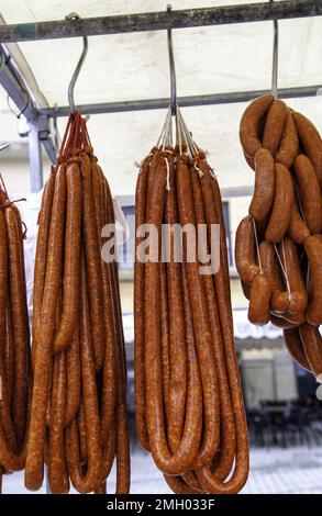 Details von getrocknetem Fleisch mit Gewürzen auf einem alten Straßenmarkt, Essen Stockfoto