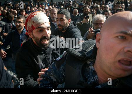 Beirut, Libanon. 26. Januar 2023. Ein Demonstrant drängt ein Mitglied der inneren Sicherheitskräfte zurück zu seinen Kollegen, nachdem der Demonstrante dabei geholfen hat, den Mann während einer Demonstration im Justizpalast in Beirut, Libanon, am 26. Januar 2023 von einem Angriff zu befreien. Die Demonstration wurde von Familienmitgliedern von Opfern organisiert, die beim Beirut Blast getötet wurden. Die Demonstranten, wütend über Richter Ghassan Oueidat, die alle Gefangenen im Zusammenhang mit der Explosion gestern freigelassen haben, sind durch ein Tor eingedrungen. Ein paar Demonstranten wurden verletzt, aber sie schafften es, ein paar Sicherheitsleute auf die Straße zu ziehen und sie anzugreifen. Sicherheits-RE Stockfoto