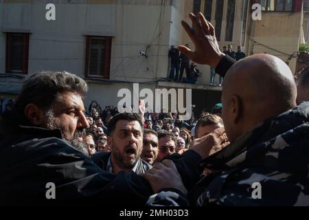 Beirut, Libanon. 26. Januar 2023. Ein Protestteilnehmer streitet sich mit einem Mitglied der inneren Sicherheitskräfte während einer Demonstration im Justizpalast in Beirut, Libanon am 26. Januar 2023. Die Demonstration wurde von Familienmitgliedern von Opfern organisiert, die beim Beirut Blast getötet wurden. Die Demonstranten, wütend über Richter Ghassan Oueidat, die alle Gefangenen im Zusammenhang mit der Explosion gestern freigelassen haben, sind durch ein Tor eingedrungen. Ein paar Demonstranten wurden verletzt, aber sie schafften es, ein paar Sicherheitsleute auf die Straße zu ziehen und sie anzugreifen. Der Sicherheitsdienst reagierte, indem er Pfefferspray in die Menge spritzte. Anderswo im Libanon People de Stockfoto