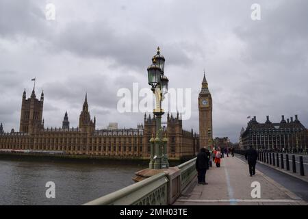 London, Großbritannien. 26. Januar 2023 Blick auf Big Ben, Houses of Parliament und Westminster Bridge an einem bewölkten, regnerischen Tag. Kredit: Vuk Valcic/Alamy Live News. Stockfoto