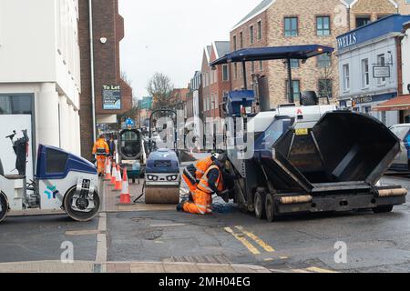 Egham, Surrey, Großbritannien. 26. Janaury, 2023. Die Straße wurde in der Egham High Street erneuert. Viele Räte in ganz England verfügen derzeit über begrenzte Budgets für solche Projekte und füllen diese im Falle von Schlaglöchern nur noch auf. Kredit: Maureen McLean/Alamy Live News Stockfoto