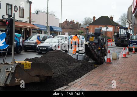 Egham, Surrey, Großbritannien. 26. Janaury, 2023. Die Straße wurde in der Egham High Street erneuert. Viele Räte in ganz England verfügen derzeit über begrenzte Budgets für solche Projekte und füllen diese im Falle von Schlaglöchern nur noch auf. Kredit: Maureen McLean/Alamy Live News Stockfoto