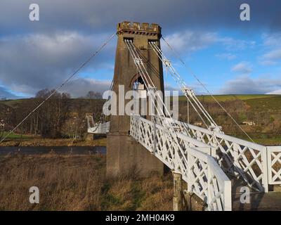 Gattonside Suspension Bridge, die Kettenbrücke, erbaut im Jahr 1826, um den Fluss Tweed zu überqueren, Melrose, schottische Grenzen, Schottland, Großbritannien Stockfoto