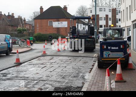 Egham, Surrey, Großbritannien. 26. Janaury, 2023. Die Straße wurde in der Egham High Street erneuert. Viele Räte in ganz England verfügen derzeit über begrenzte Budgets für solche Projekte und füllen diese im Falle von Schlaglöchern nur noch auf. Kredit: Maureen McLean/Alamy Live News Stockfoto