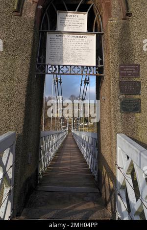 Gattonside Suspension Bridge, die Kettenbrücke, erbaut im Jahr 1826, um den Fluss Tweed zu überqueren, Melrose, schottische Grenzen, Schottland, Großbritannien Stockfoto