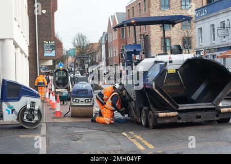 Egham, Surrey, Großbritannien. 26. Janaury, 2023. Die Straße wurde in der Egham High Street erneuert. Viele Räte in ganz England verfügen derzeit über begrenzte Budgets für solche Projekte und füllen diese im Falle von Schlaglöchern nur noch auf. Kredit: Maureen McLean/Alamy Live News Stockfoto