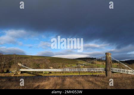 Gattonside Suspension Bridge, die Kettenbrücke, erbaut im Jahr 1826, um den Fluss Tweed zu überqueren, Melrose, schottische Grenzen, Schottland, Großbritannien Stockfoto