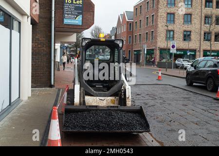 Egham, Surrey, Großbritannien. 26. Janaury, 2023. Die Straße wurde in der Egham High Street erneuert. Viele Räte in ganz England verfügen derzeit über begrenzte Budgets für solche Projekte und füllen diese im Falle von Schlaglöchern nur noch auf. Kredit: Maureen McLean/Alamy Live News Stockfoto