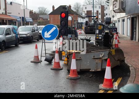 Egham, Surrey, Großbritannien. 26. Janaury, 2023. Die Straße wurde in der Egham High Street erneuert. Viele Räte in ganz England verfügen derzeit über begrenzte Budgets für solche Projekte und füllen diese im Falle von Schlaglöchern nur noch auf. Kredit: Maureen McLean/Alamy Live News Stockfoto