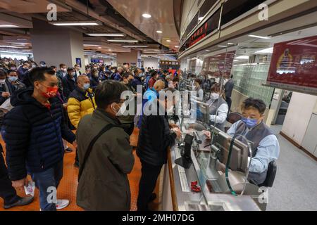 Kunden nahmen an dem Pferderennen zum Mondneujahr auf der Rennbahn Sha Tin in Sha Tin Teil. Januar 23 SCMP/Yik Yeung-man Stockfoto