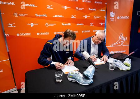 UTRECHT, NIEDERLANDE - JANUAR 26: Neuer, unterzeichneter Trainer Felix Koslowski von der niederländischen Volleyballmannschaft und technischer Direktor von Nevobo, Herman Meppelink, unterzeichnen ihren Vertrag während einer Pressekonferenz der Nederlandse Volleybalbond in DeWeerelt van Sport am 26. Januar 2023 in Utrecht, Niederlande (Foto von Rene Nijhuis/Orange Pictures) Kreditauszeichnung: Orange Pics BV/Alamy Live News Stockfoto