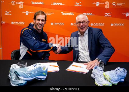 UTRECHT, NIEDERLANDE - JANUAR 26: Neuer, unterzeichneter Trainer Felix Koslowski von der niederländischen Volleyballmannschaft und technischer Direktor von Nevobo, Herman Meppelink, schüttelt sich nach Unterzeichnung des Vertrags während einer Pressekonferenz der Nederlandse Volleybalbond in DeWeerelt van Sport am 26. Januar 2023 in Utrecht, Niederlande (Foto von Rene Nijhuis/Orange Pictures) Guthaben: Orange Pics BV/Alamy Live News Stockfoto