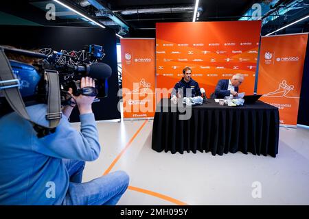 UTRECHT, NIEDERLANDE - JANUAR 26: Neuer, unterzeichneter Trainer Felix Koslowski vom niederländischen Volleyballteam der Frauen und technischer Direktor von Nevobo, Herman Meppelink, während einer Pressekonferenz der Nederlandse Volleybalbond in DeWeerelt van Sport am 26. Januar 2023 in Utrecht, Niederlande (Foto von Rene Nijhuis/Orange Pictures) Kreditauskunft: Orange Pics BV/Alamy Live News Stockfoto