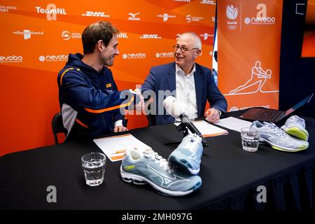 UTRECHT, NIEDERLANDE - JANUAR 26: Neuer, unterzeichneter Trainer Felix Koslowski von der niederländischen Volleyballmannschaft und technischer Direktor von Nevobo, Herman Meppelink, schüttelt sich nach Unterzeichnung des Vertrags während einer Pressekonferenz der Nederlandse Volleybalbond in DeWeerelt van Sport am 26. Januar 2023 in Utrecht, Niederlande (Foto von Rene Nijhuis/Orange Pictures) Guthaben: Orange Pics BV/Alamy Live News Stockfoto