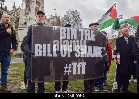 London, England, Großbritannien. 26. Januar 2023. Die Demonstranten trafen sich auf dem Parliament Square, um den 51. Jahrestag des Bloody Sunday, des Massakers in Derry, Nordirland, am 30. Januar 1972 zu begehen, und gegen das Regierungsgesetz, das britische Soldaten für die Morde amnestieren würde. (Kreditbild: © Vuk Valcic/ZUMA Press Wire) NUR REDAKTIONELLE VERWENDUNG! Nicht für den kommerziellen GEBRAUCH! Kredit: ZUMA Press, Inc./Alamy Live News Stockfoto