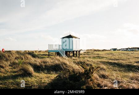 Surfstation Strandhütte an der Küste Englands Stockfoto