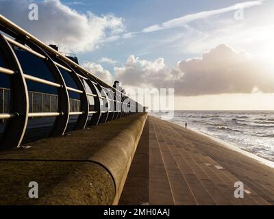 Blackpool Lancashire UK Januar 2023 Lone man stand am Meer und starrte mit Bedacht aufs Meer Stockfoto