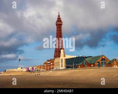Blackpool Lancashire UK Jan 2023 Life Boat Station am Meer mit Blackpool Tower dahinter Stockfoto