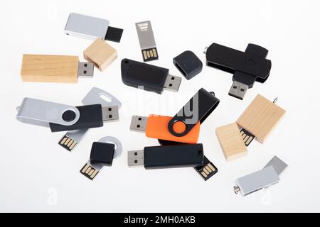 Viele USB-Flash-Sticks führen viele Schlüssel in verschiedenen Farbgrößen auf weißem Hintergrund an Stockfoto