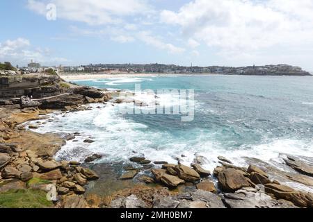 Atemberaubende Aussicht auf die Küste mit Blick auf Bondi Beach vom Bondi bis zum Bronte Coastal Walk, Sydney, NSW, Australien Stockfoto