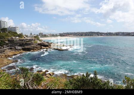 Atemberaubende Aussicht auf die Küste mit Blick auf Bondi Beach vom Bondi bis zum Bronte Coastal Walk, Sydney, NSW, Australien Stockfoto