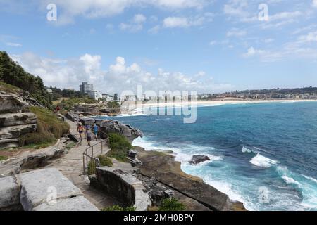 Atemberaubende Aussicht auf die Küste mit Blick auf Bondi Beach vom Bondi bis zum Bronte Coastal Walk, Sydney, NSW, Australien Stockfoto