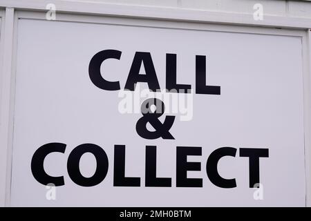 Rufen Sie an und holen Sie das Schild mit Text auf der Straße für ein Geschäft kaufen Sie online online ein und holen Sie es in einer lokalen Boutique ab Stockfoto