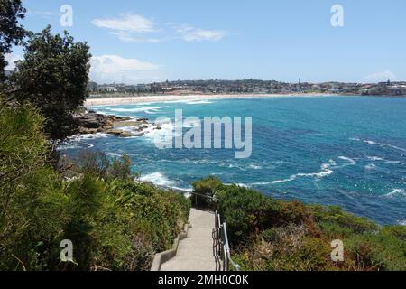 Atemberaubende Aussicht auf die Küste mit Blick auf Bondi Beach vom Bondi bis zum Bronte Coastal Walk, Sydney, NSW, Australien Stockfoto