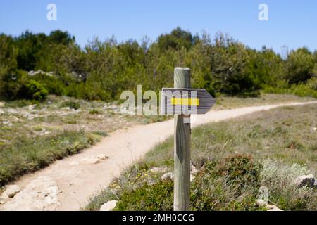 Gelbe Farbmarkierungen für Wander- und Wanderwege an der natürlichen Meeresküste Stockfoto